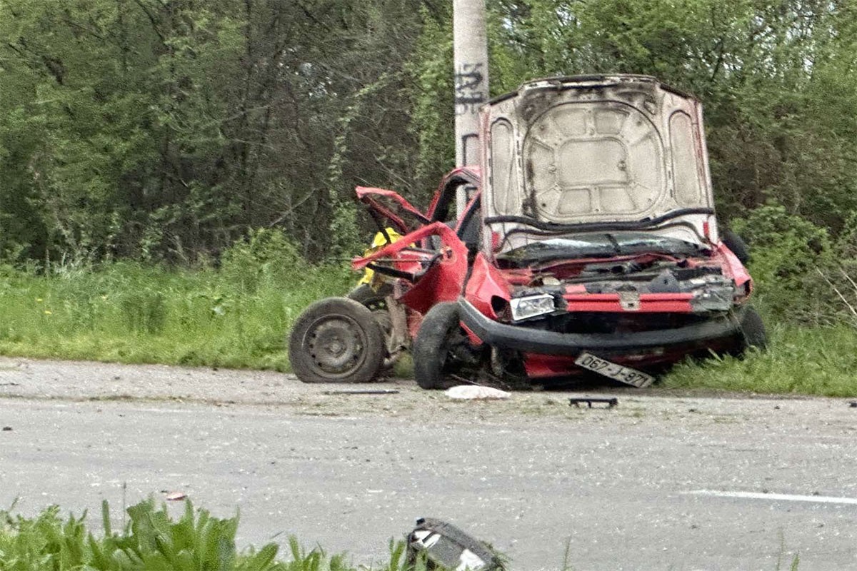 Stravična nesreća u Brčkom: Poginule dvije osobe, auto udario u betonski stub