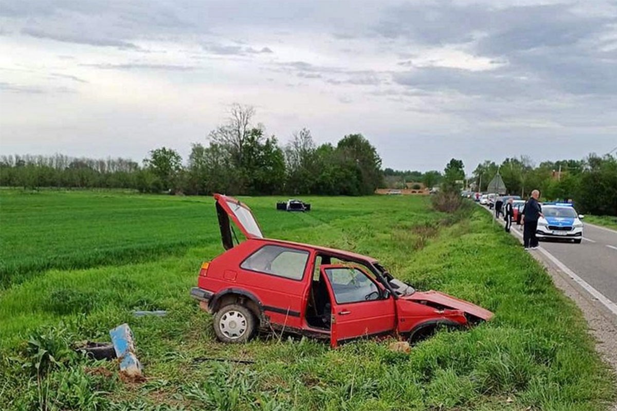 Sudar kod Bijeljine: Iz jednog vozila ispao motor, drugo završilo u njivi (FOTO)