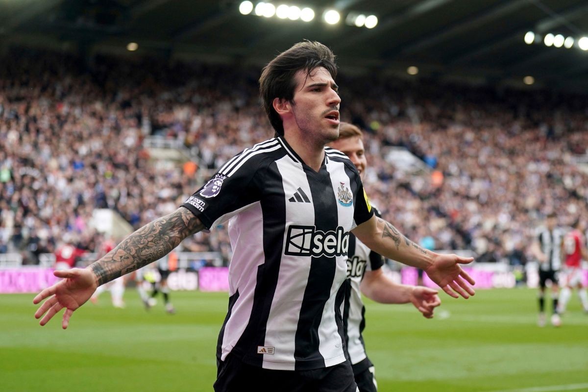 Juve gleda u pravcu Sandra Tonalija