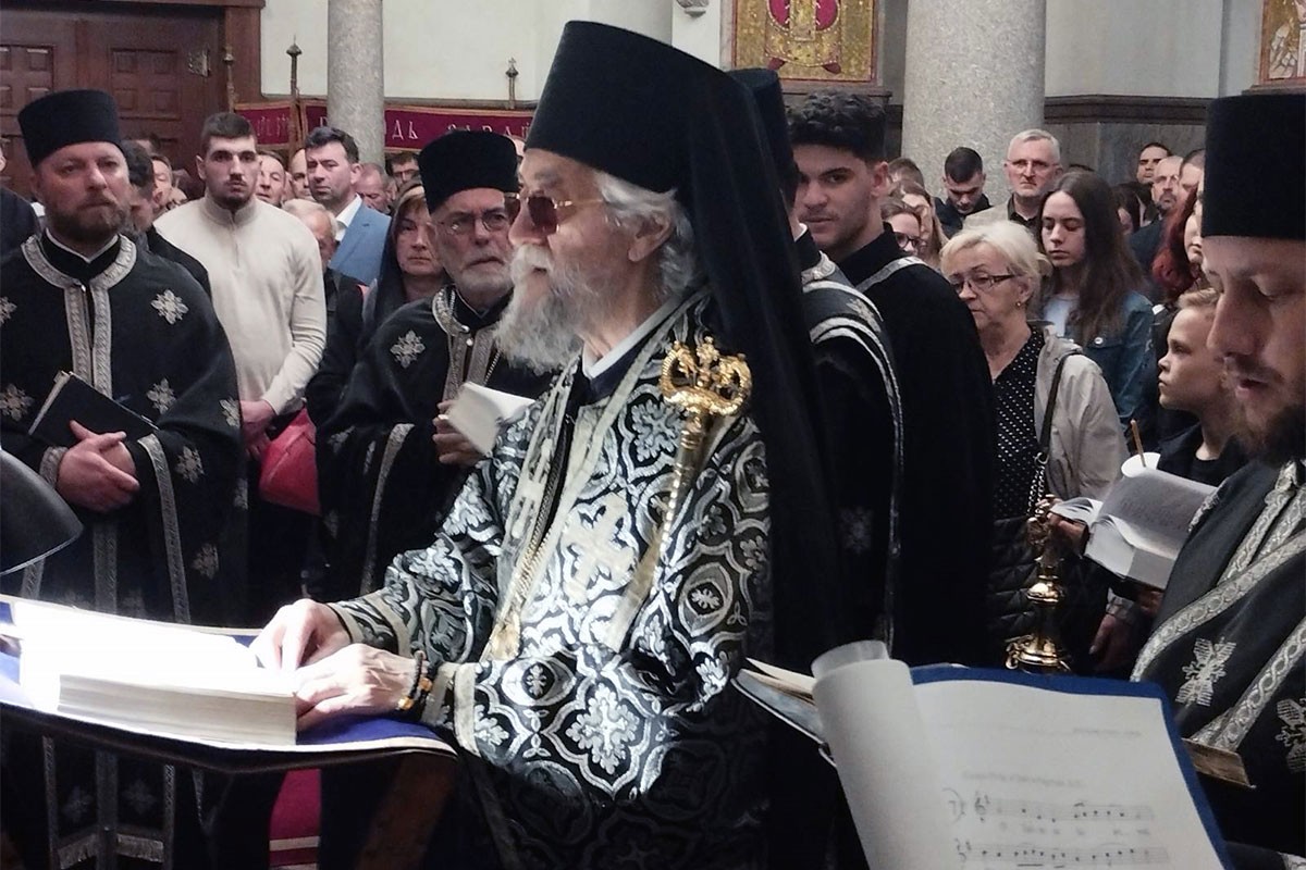 Mitropolit Jefrem predvodio čitanje statija i iznošenje plaštanice