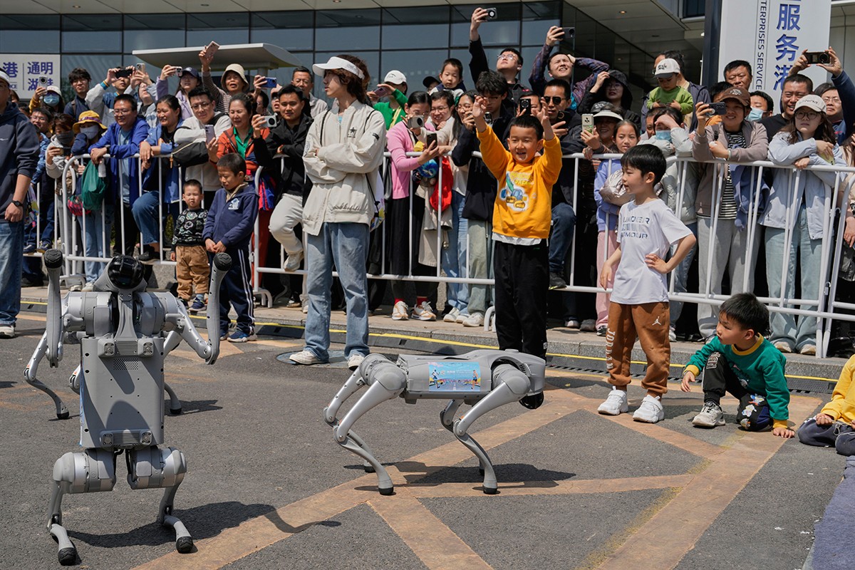 Humanoidni roboti na polumaratonu u Pekingu