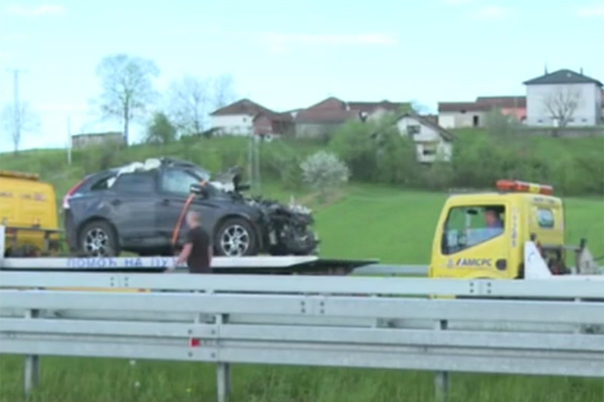 Tužilaštvo: Automobil udario u prikolicu, naložena obdukcija stradalih