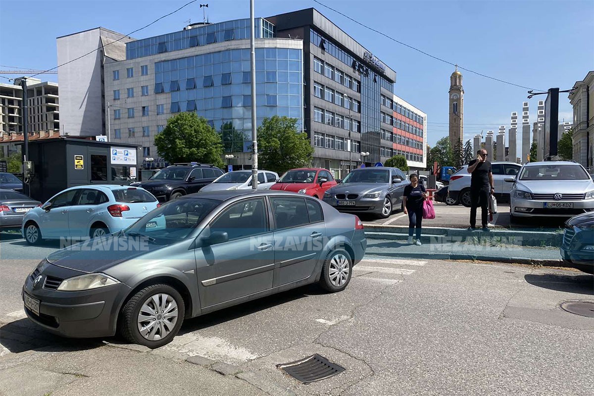 Kolaps u centru Banjaluke, dvije nezgode na par metara