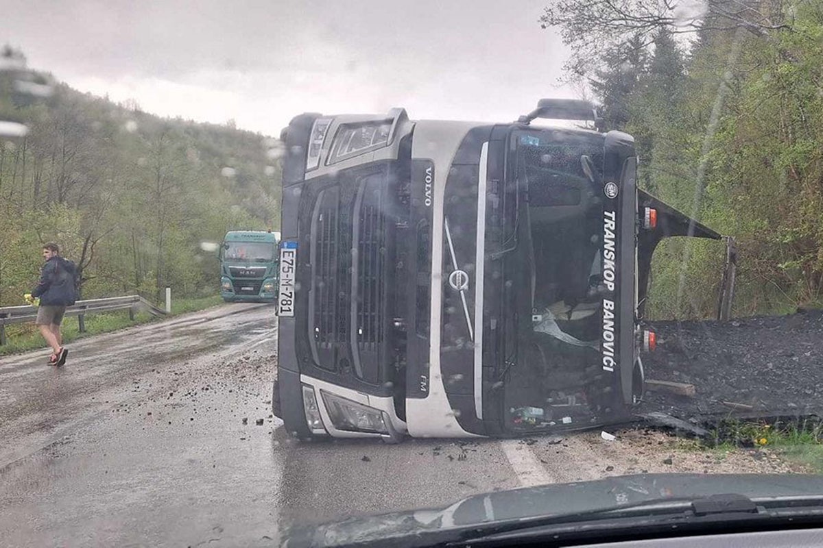 Prevrnuo se kamion