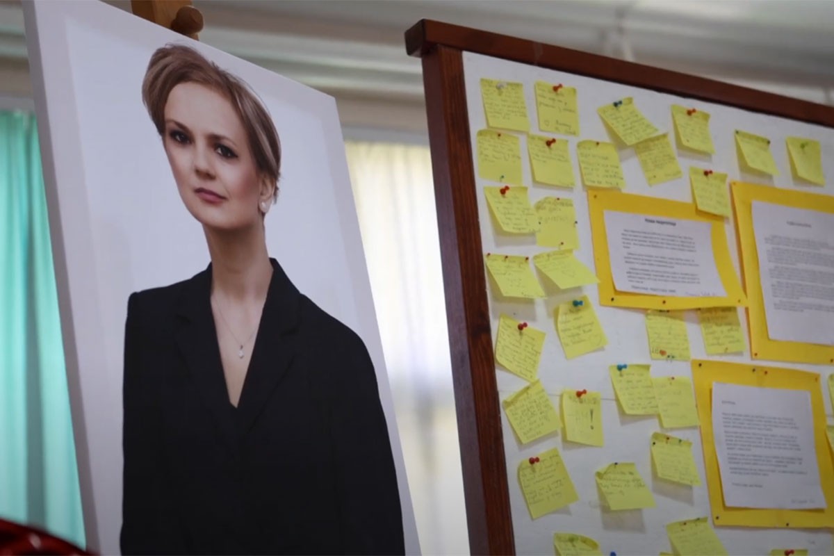 Godišnjica smrti Milane Koprene: 46 nastavnika bacilo 46 ruža u Vrbas (VIDEO)