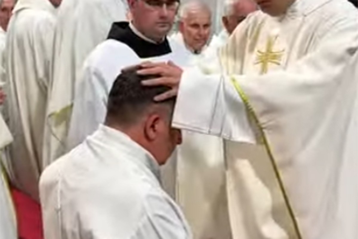 Bivši fudbaler postao sveštenik: Sve je počelo na benzinskoj pumpi (VIDEO)