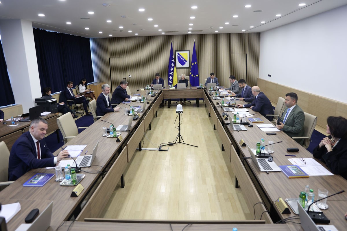 Da li je efikasnije imati više ili manje ministara u vladi?