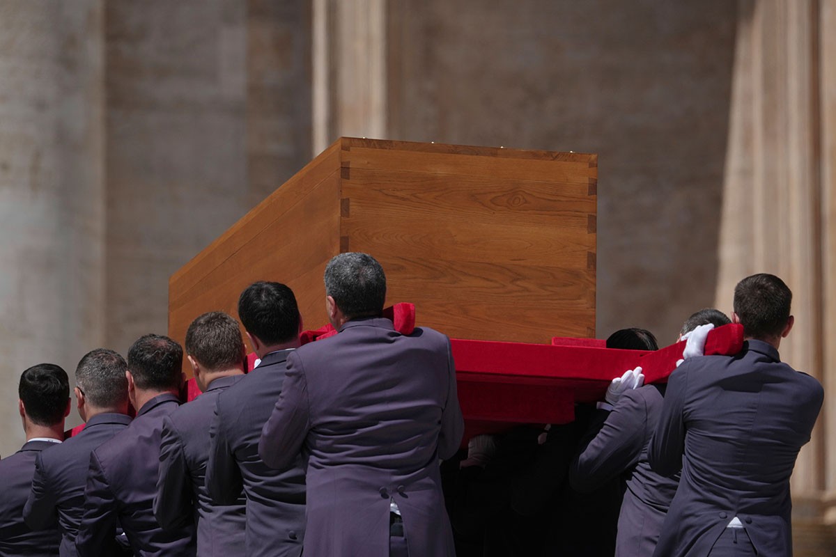 U čemu će biti pokopan papa Franjo: Odjeća nosi posebnu simboliku