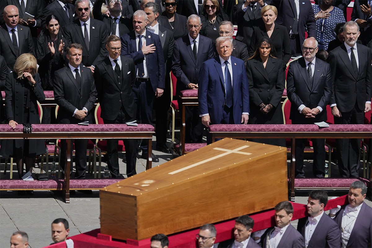 Zelenski i Tramp na meti osuda: Jesu li ispoštovali kodeks oblačenja na sahrani (FOTO)