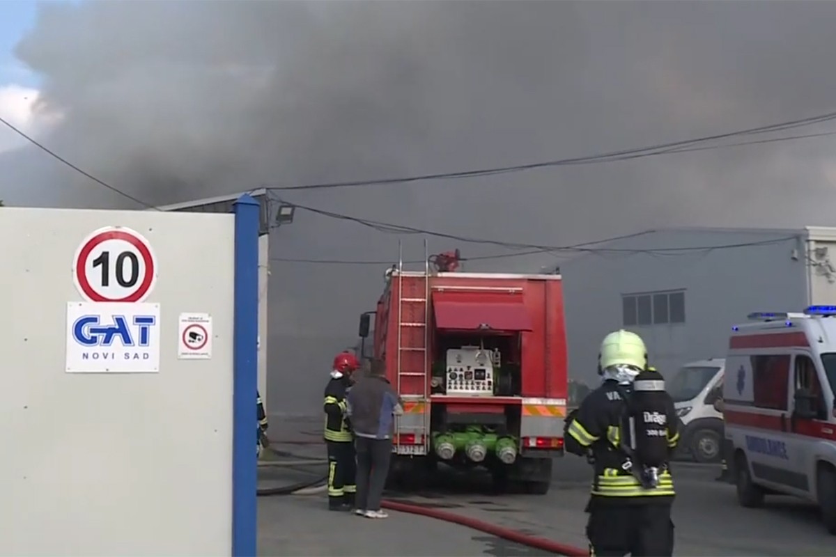 Požar u građevinskoj firmi u Srbiji: Vatra zahvatila hiljadu kvadrata (VIDEO)