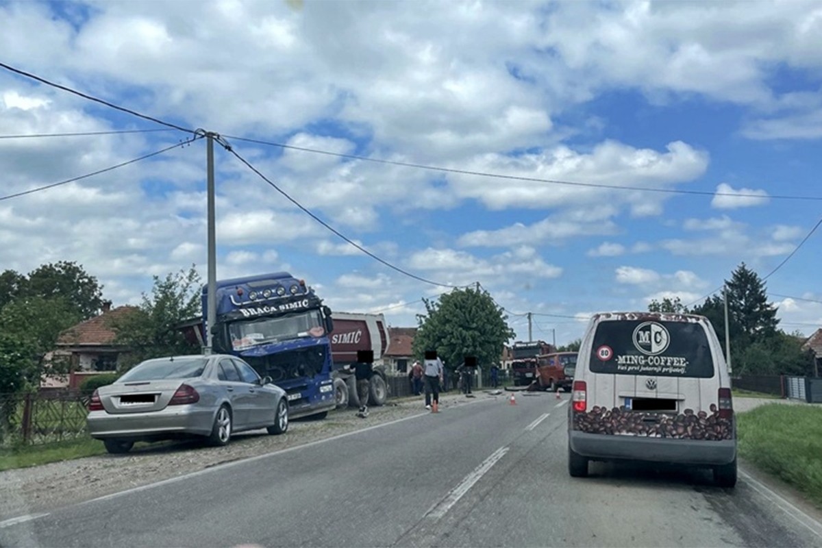 Sudar kombija i kamiona, jedna osoba u bolnici