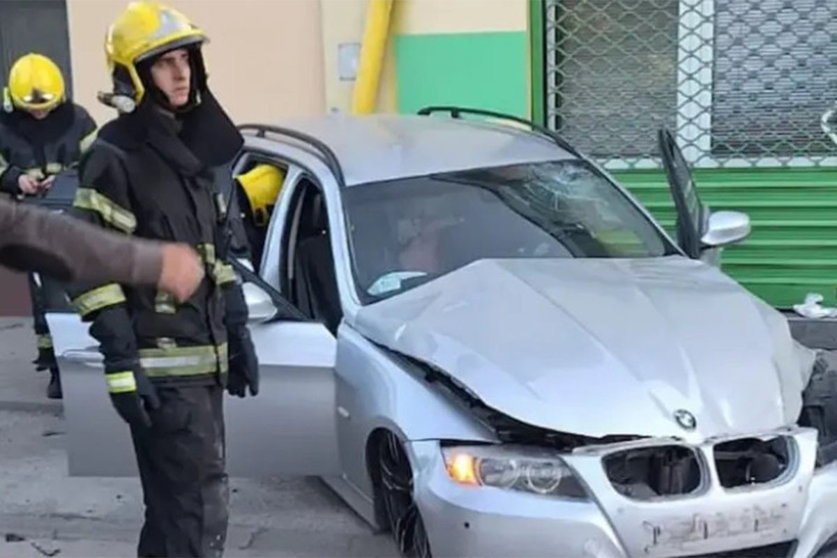 Automobil uletio na autobusko stajalište u Novom Sadu i "pokosio" dva dječaka i ženu