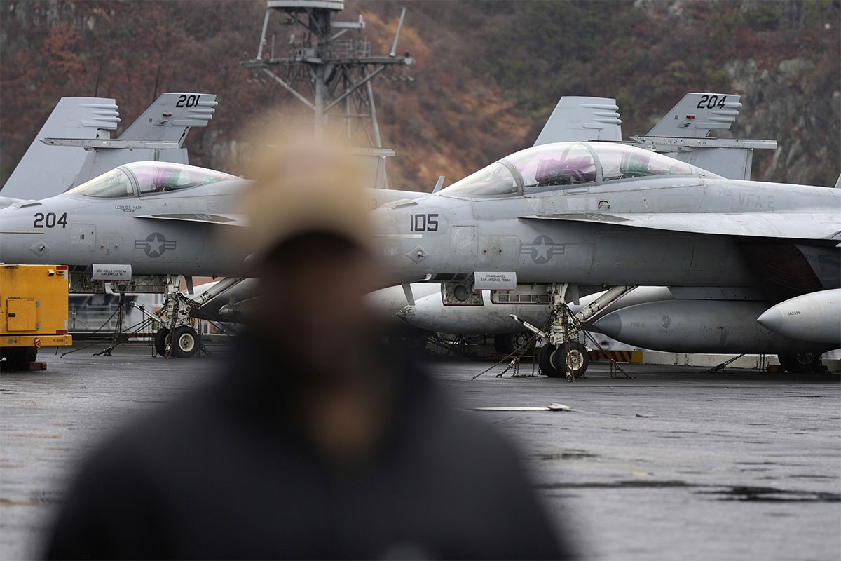 Američki F-18 pao sa nosača aviona