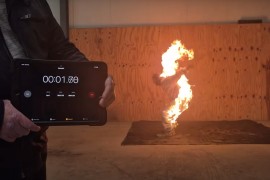U plamenu radio salte za rekord (VIDEO)