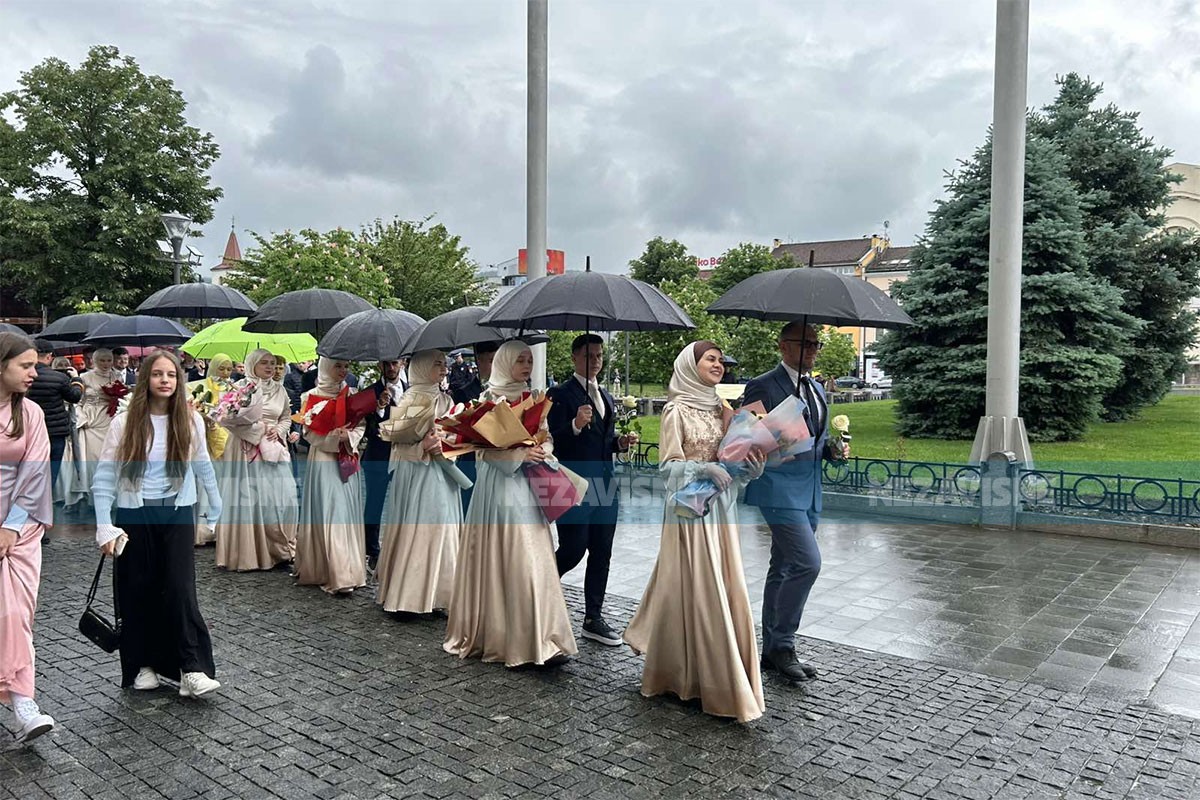 Druga generacija maturanata banjalučke medrese prošetala Banjalukom (FOTO, VIDEO)