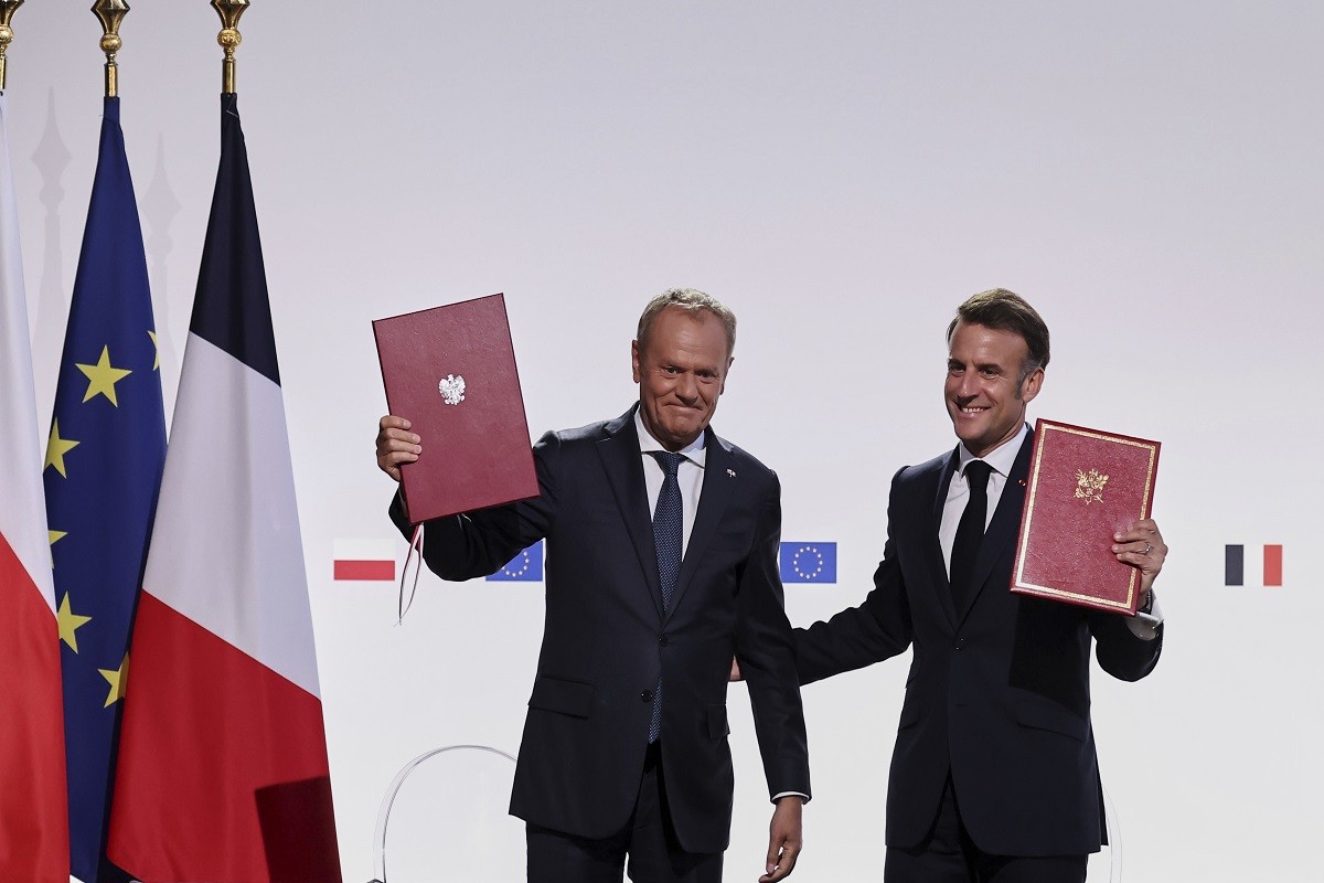 Makron opet "pecnuo" Putina