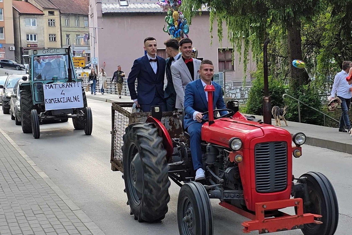 Maturanti iz Kiseljaka na matursko veče stigli traktorima (FOTO)