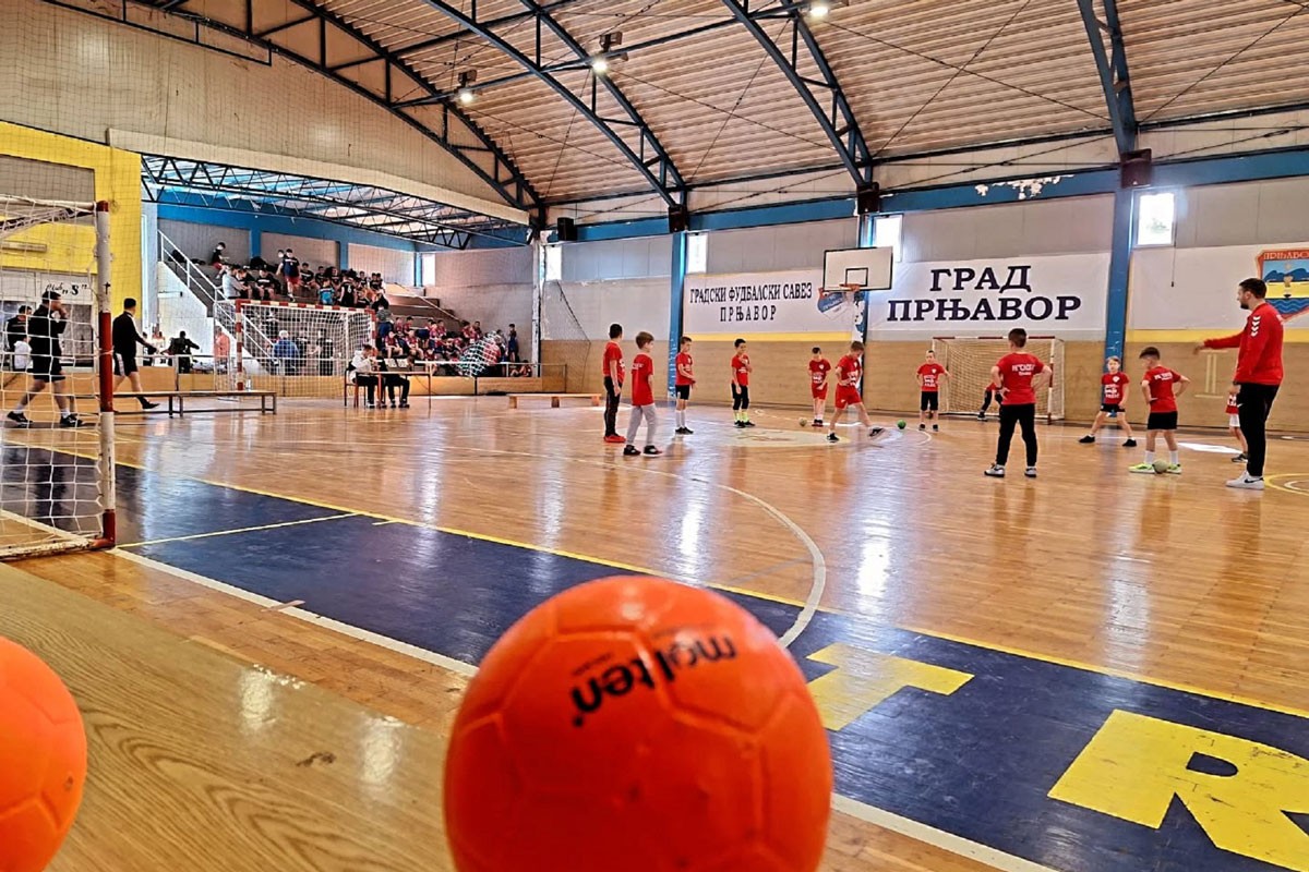 "Trofej Prnjavora" okupio više od 300 mladih rukometaša iz tri države