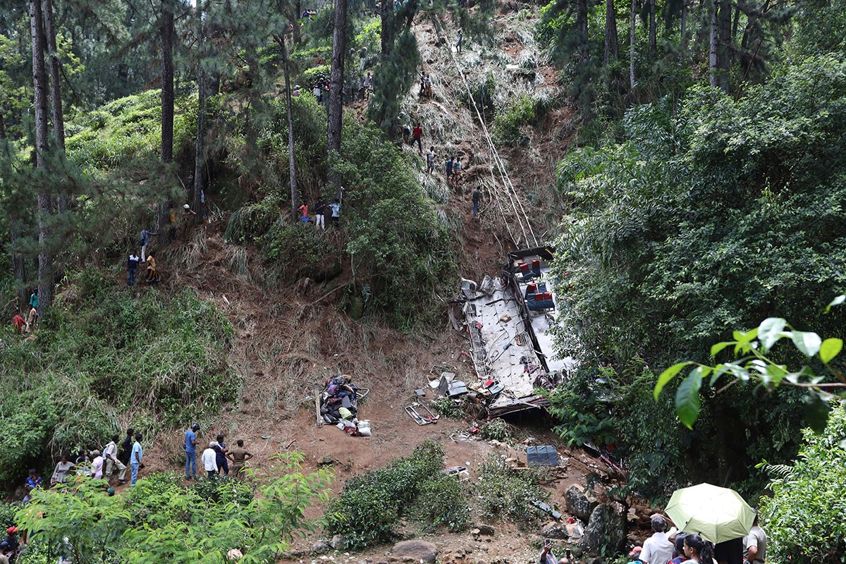 Šri Lanka: Autobus sletio sa litice, 21 osoba poginula