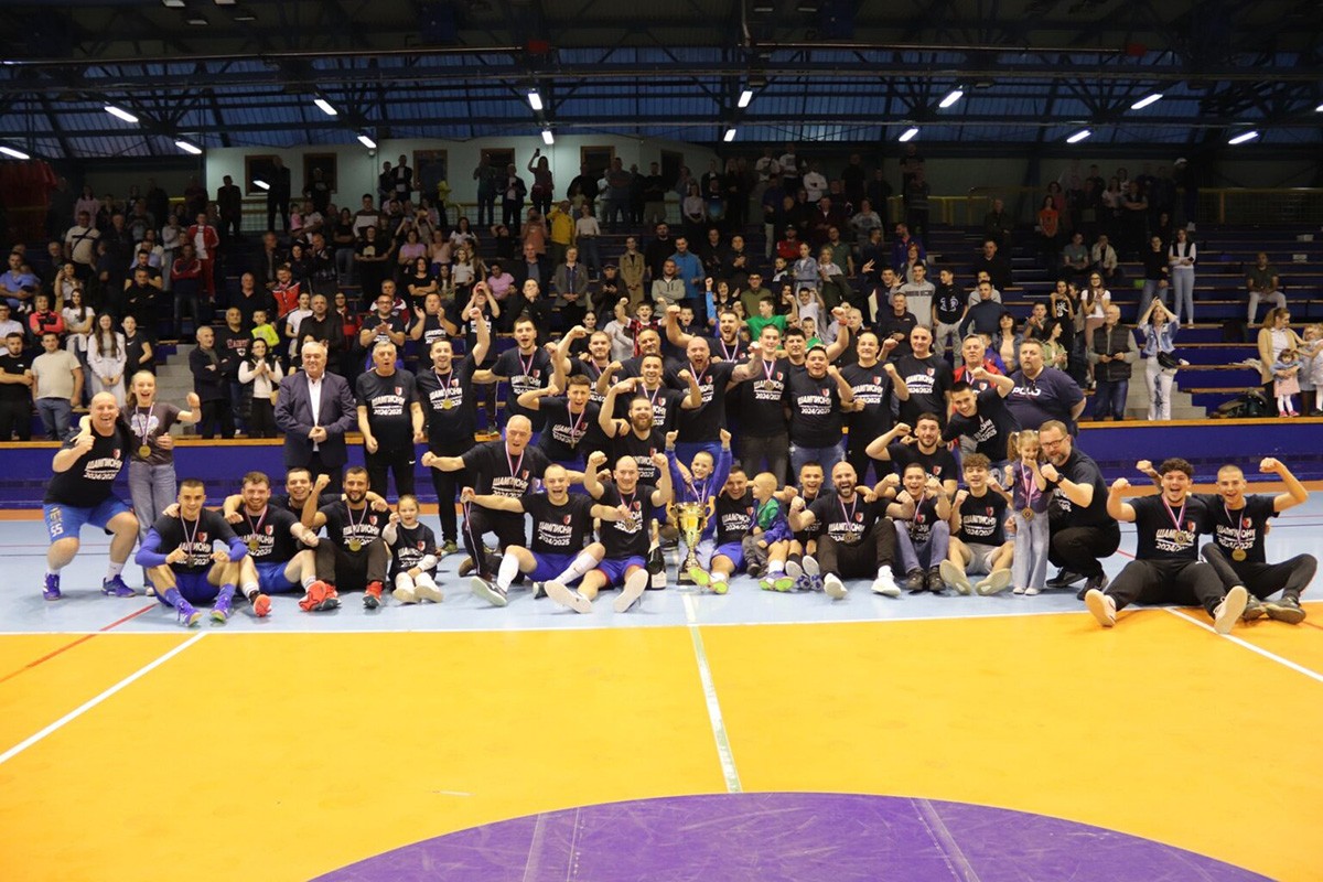 Slavlje u Derventi: Umičević uručio šampionski pehar