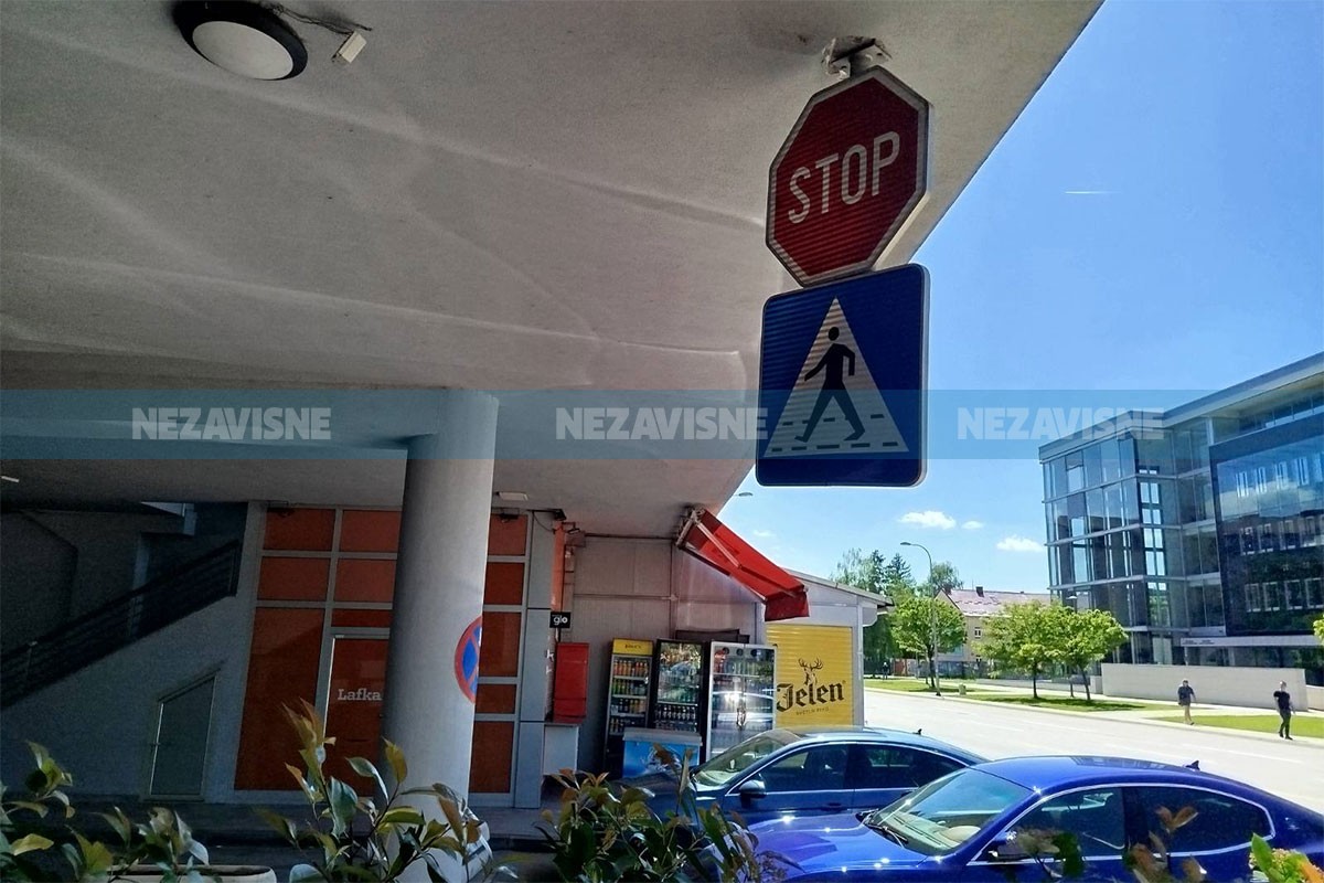Znak stop u Banjaluci ugrožava prolaznike, visi na jednom šarafu (VIDEO)