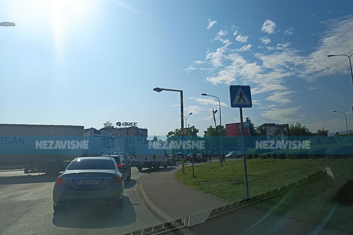 Sudar u kružnom toku u Banjaluci, velika gužva u saobraćaju