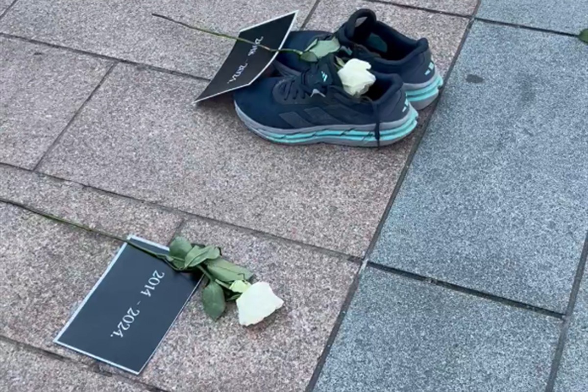 Studenti maratonci izuli patike pred Evropskim parlamentom: Poslali dirljive poruke (VIDEO)