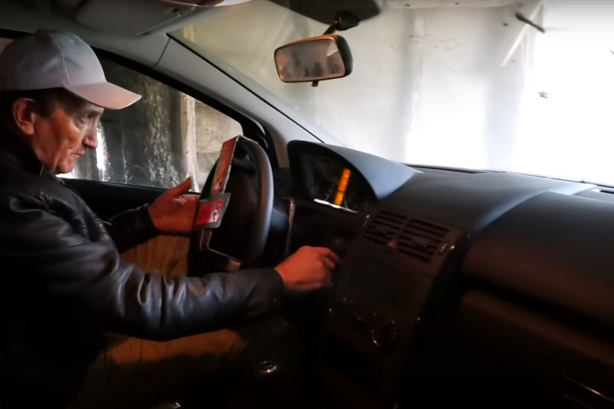 Vlada dobio mercedes na "grebalici": Nije ga izvezao iz garaže 20 godina