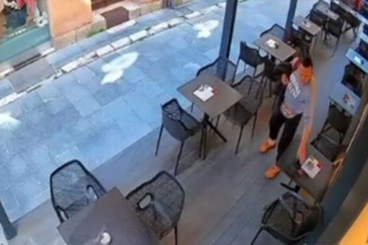 Kamere snimile lopova kako krade telefon u restoranu