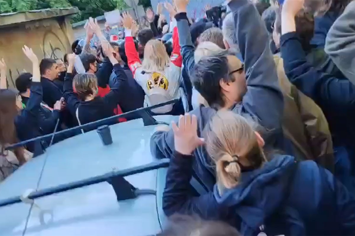 Blokiran sud u Novom Sadu: Guranje građana i policije, bačen i suzavac (VIDEO)