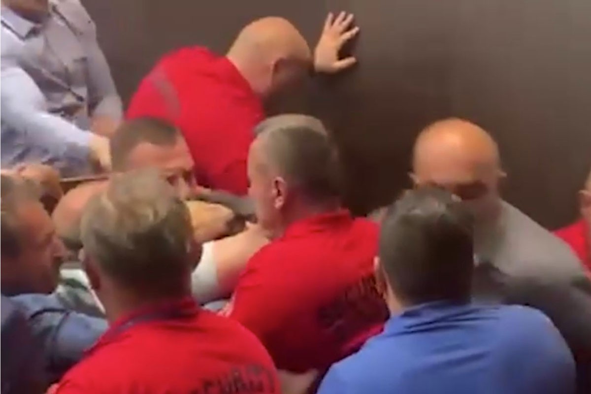 Neredi na sjednici Skupštine u Kraljevu, ima povrijeđenih