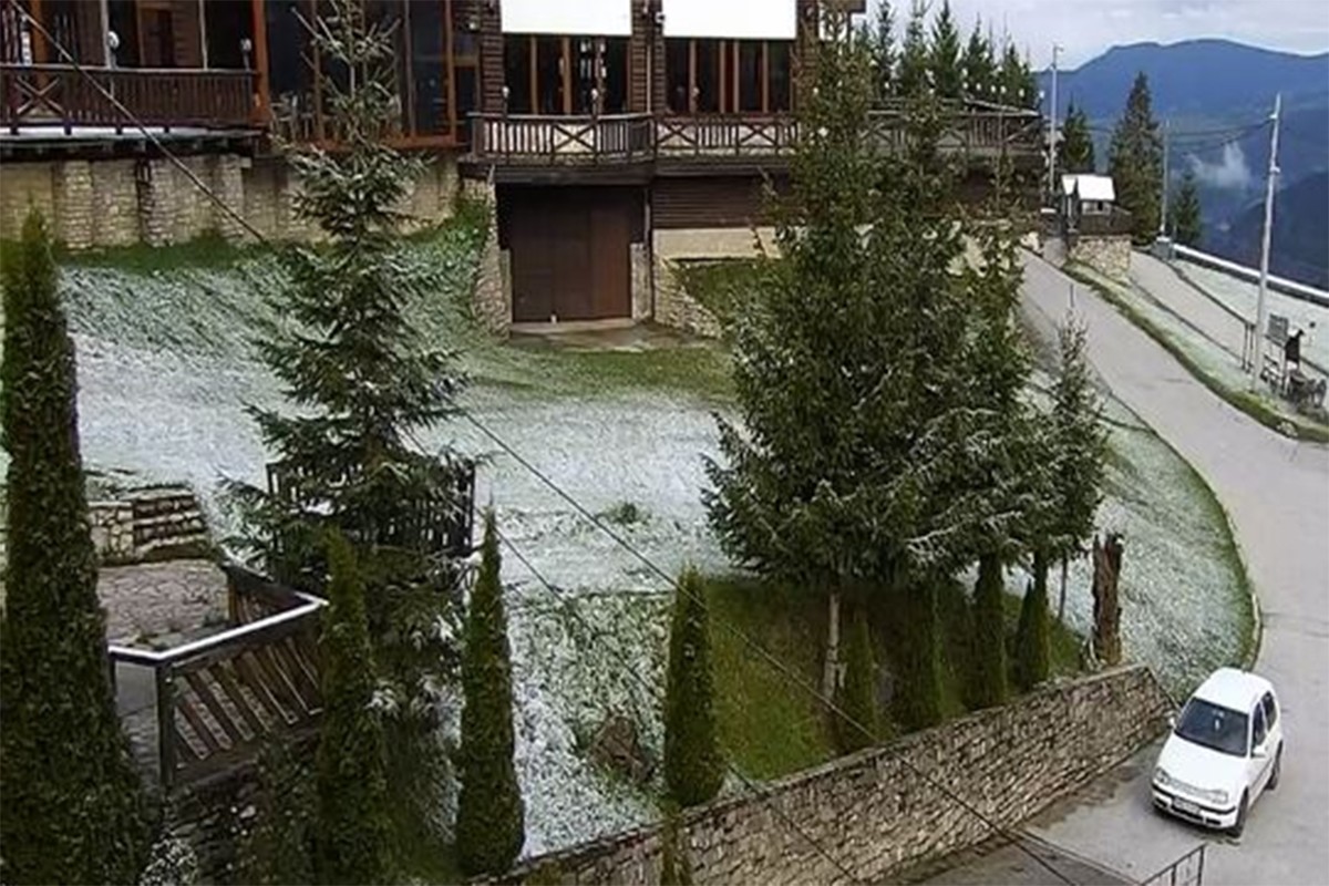 Snijeg na Vlašiću, izmjereno minus sedam (VIDEO)
