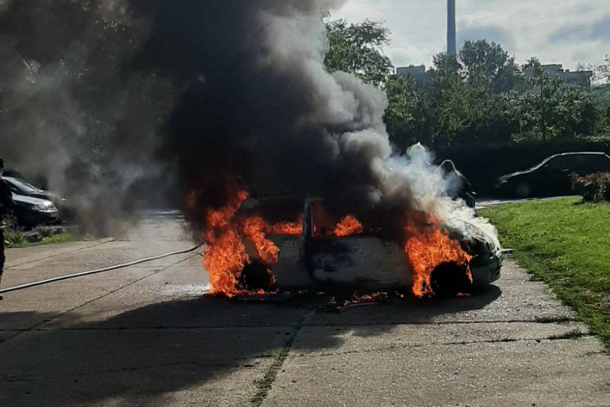 Požar u Banjaluci: Izgorio automobil u kampusu (FOTO)