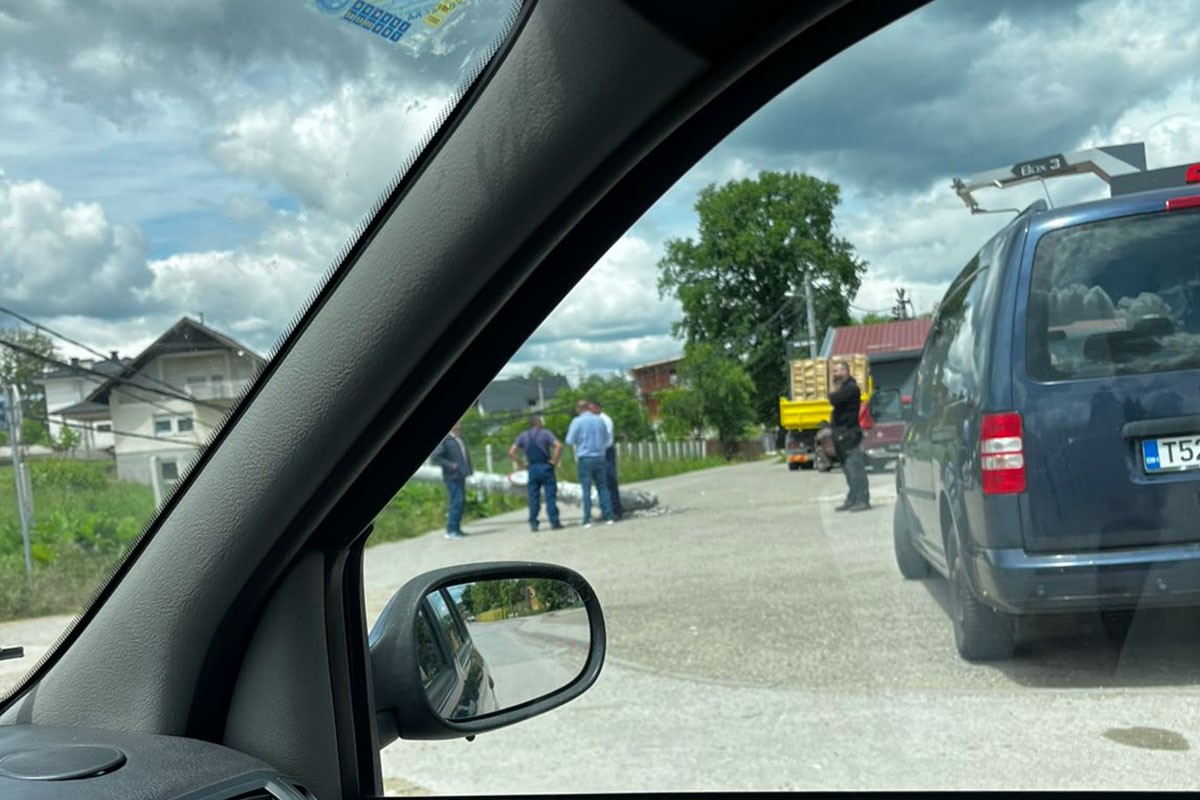 Vozilom oborio elektro stub, dio banjalučkog naselja ostavio bez struje