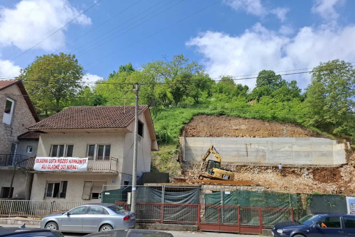 Zvorničanki odsjekli stepenice i prilaz kući da izgrade zgradu (VIDEO)
