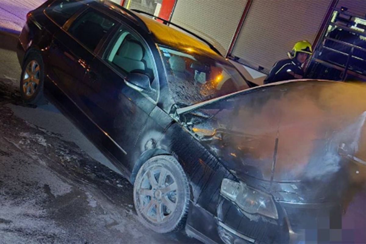Gorjeli automobil i krov garaže u Banjaluci (FOTO)