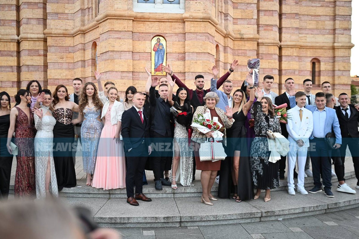 Maturanti SŠC "Ljubiša Mladenović" s pjesmom ispratili srednjoškolske dane (FOTO, VIDEO)