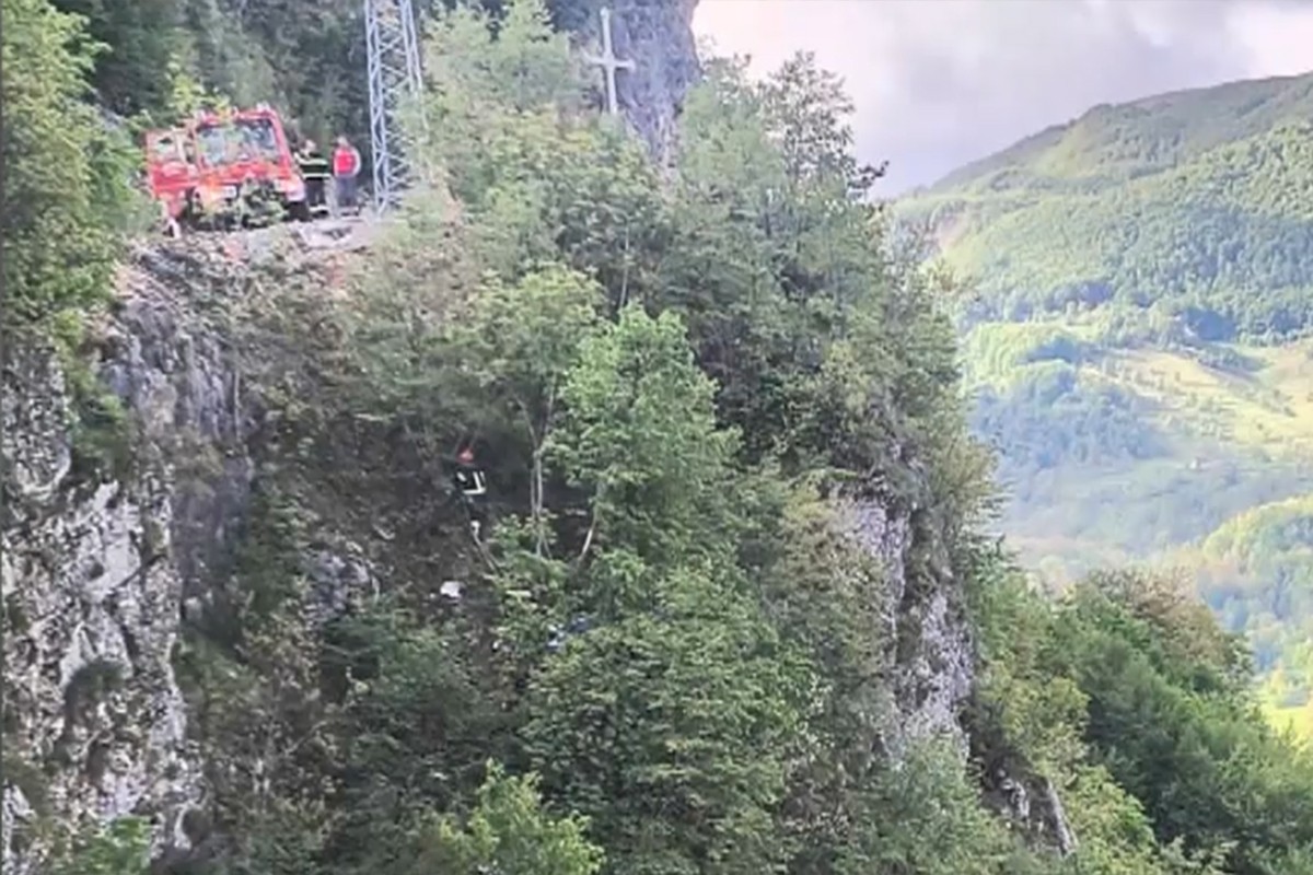 Ispao iz vozila i 12 sati visio iznad ambisa, držao se za granje (VIDEO)