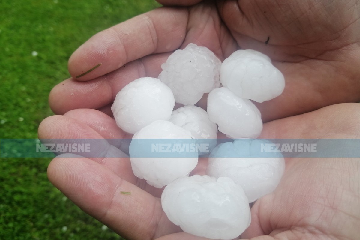 Nevrijeme u Kozarskoj Dubici: Padao led veličine jajeta (VIDEO, FOTO)