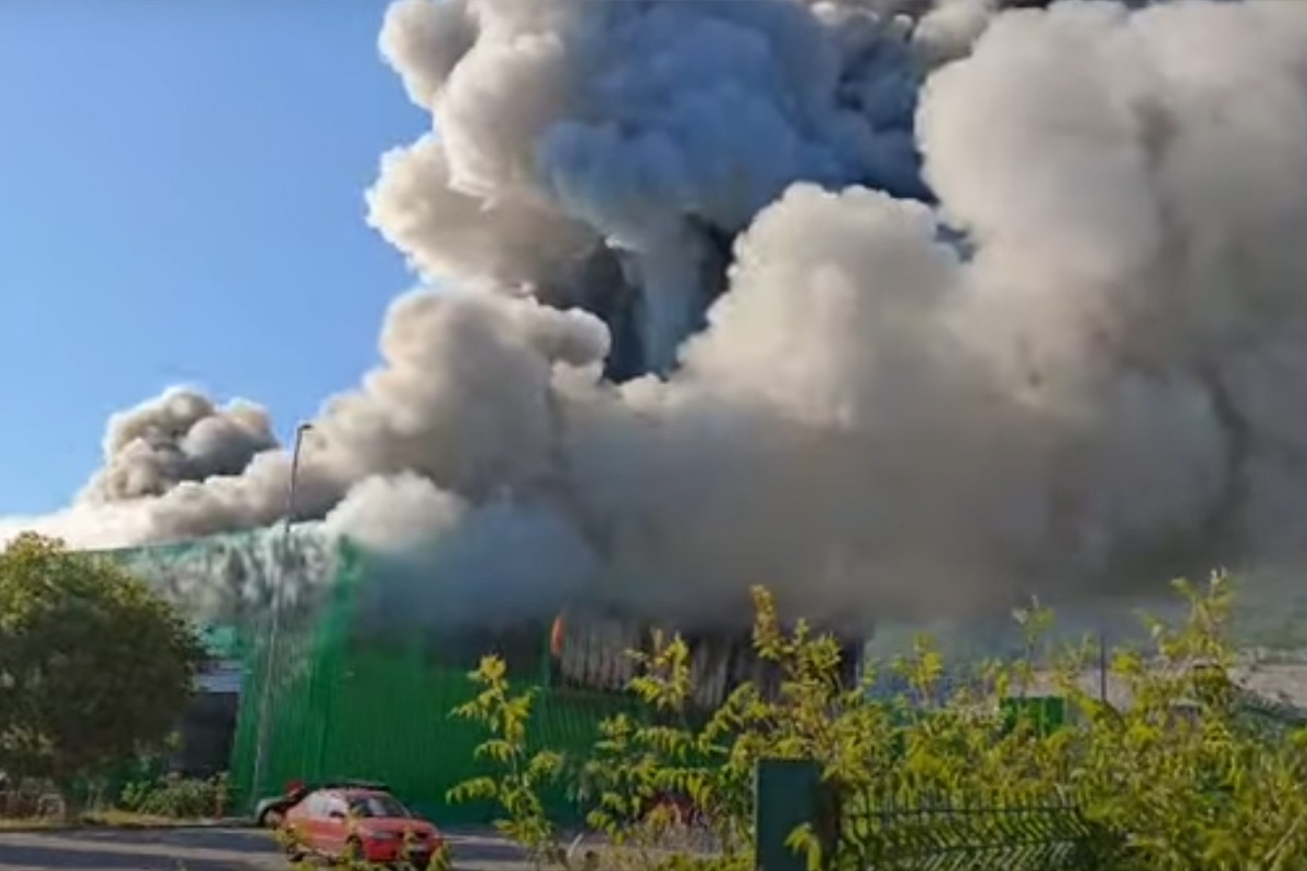 Eksplozije u Kaštelima: Gori Pevex (VIDEO)