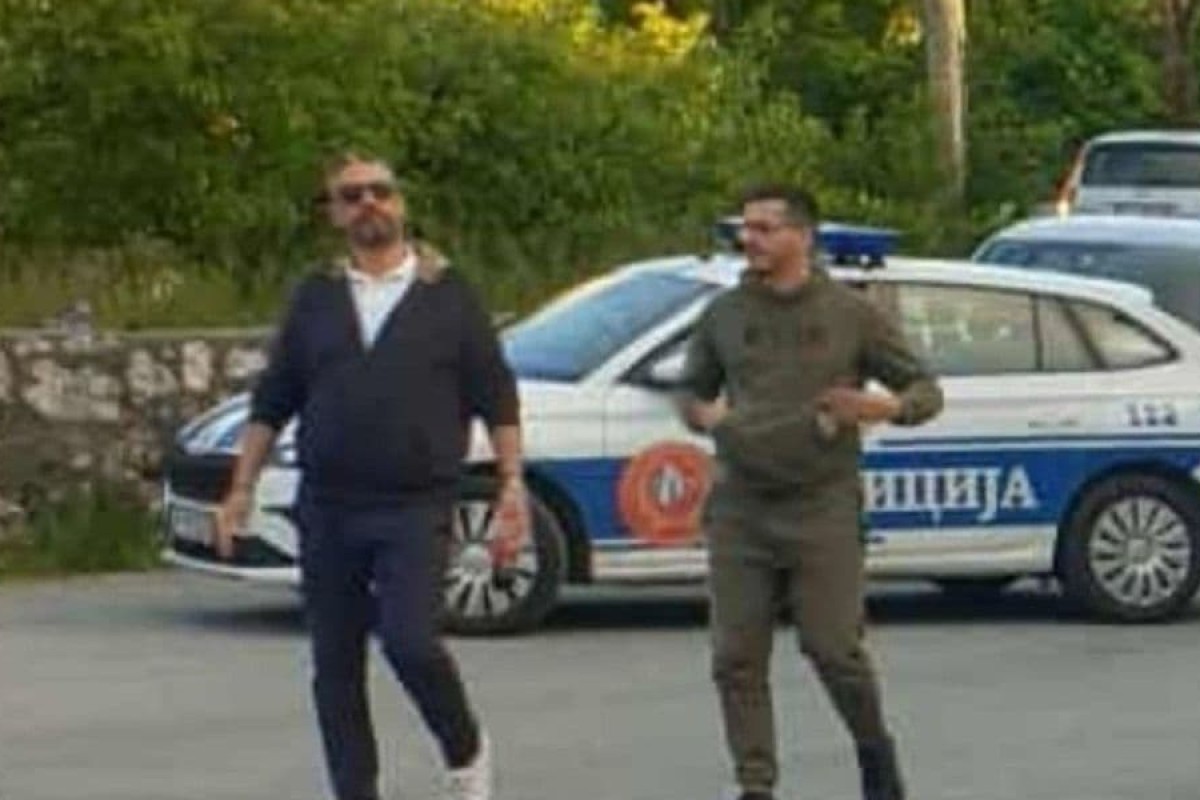 Srbinu kazna od 1200 evra, pokazivao tri prsta porodicama žrtava u dva masakra