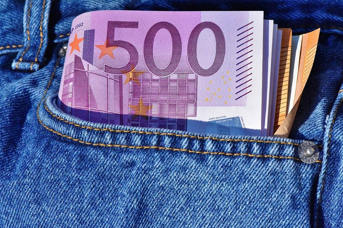 Skandal na svadbi: Mladencima poklonio lažnih 500 evra pa tražio kusur