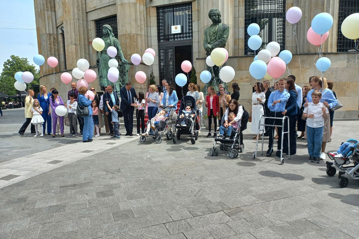 Dodik i mališani pustili balone sa željom za zdravijim danima