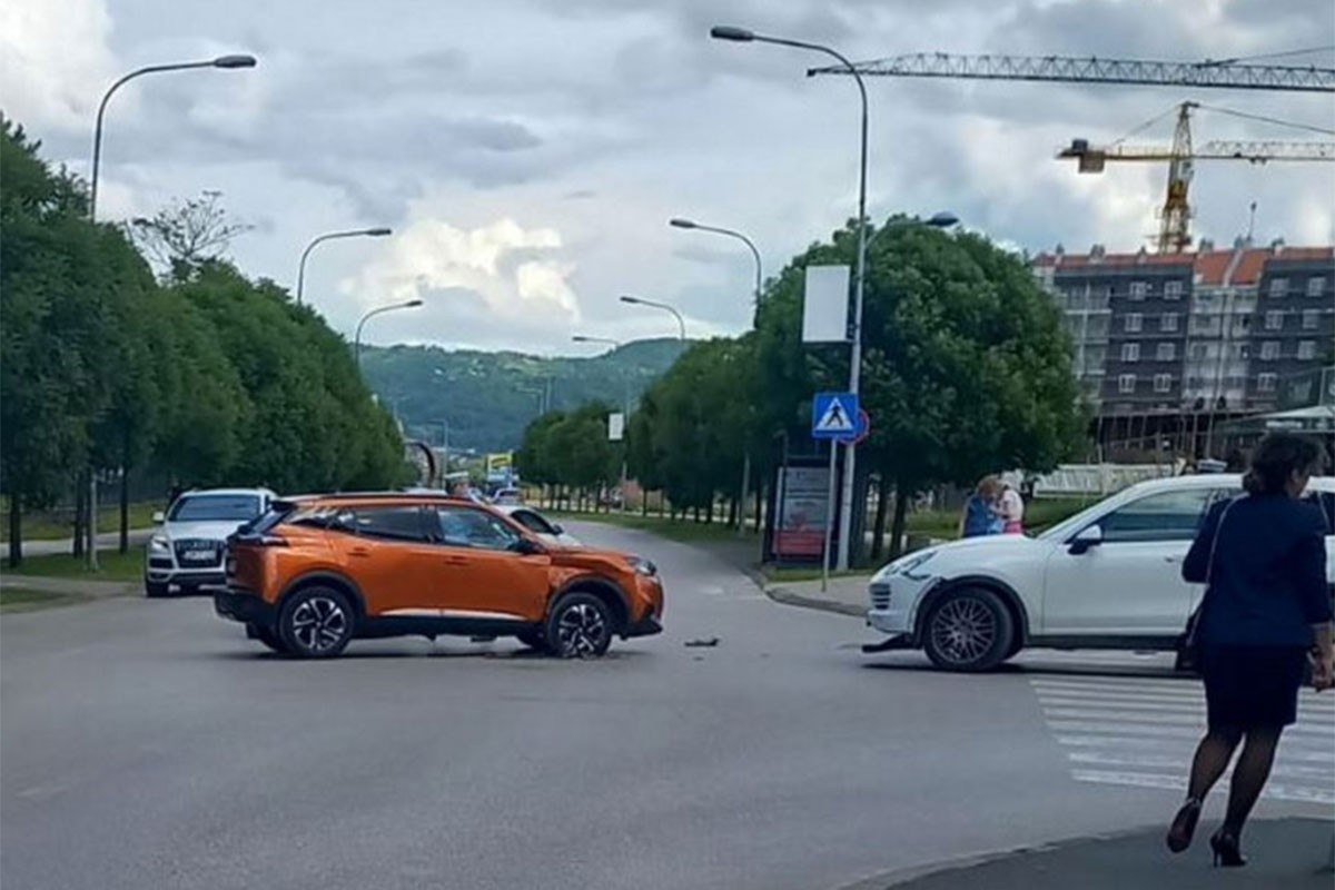 Sudar pežoa i poršea kod zgrade Vlade RS u Banjaluci