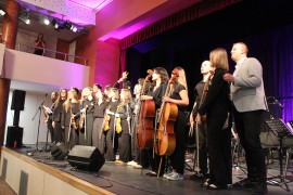 Orkestar trebinjske Gimnazije digao publiku na noge, zapjevao i direktor (VIDEO)