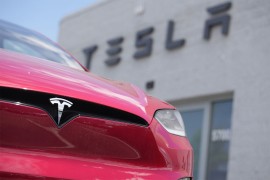 Tesla ga odveo pravo na šine, vozač krivi autopilot (FOTO)